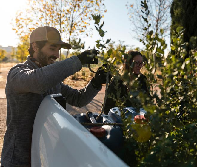 Des bénévoles attachent de jeunes arbres pour la plantation
